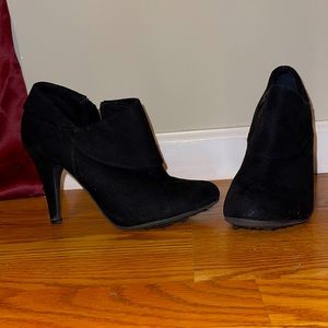 Black, size 8.5 heeled ankle boot